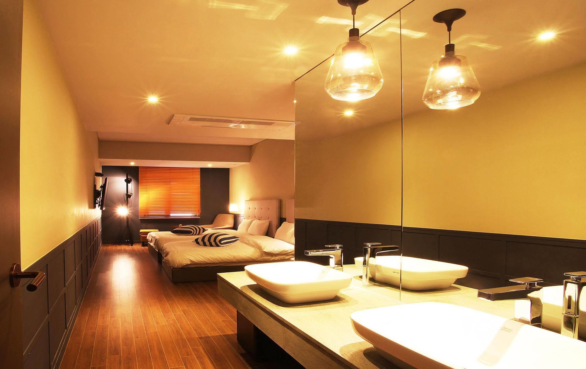 Seomyeon Hound Hotel 1St Street Busan Exterior photo